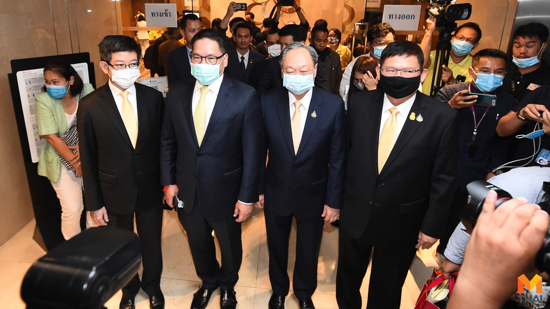 4 กุมาร กอบศักดิ์ ภูตระกูล พรรคพลังประชารัฐ สนธิรัตน์ สนธิจิรวงศ์ สุวิทย์ เมษินทรีย์ อุตตม สาวนายน