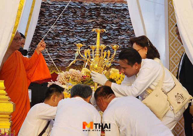 VibeHub พามู พระธาตุแช่แห้ง ยกช่อฉัตรดอกไม้ทองคำประดับอัญมณี