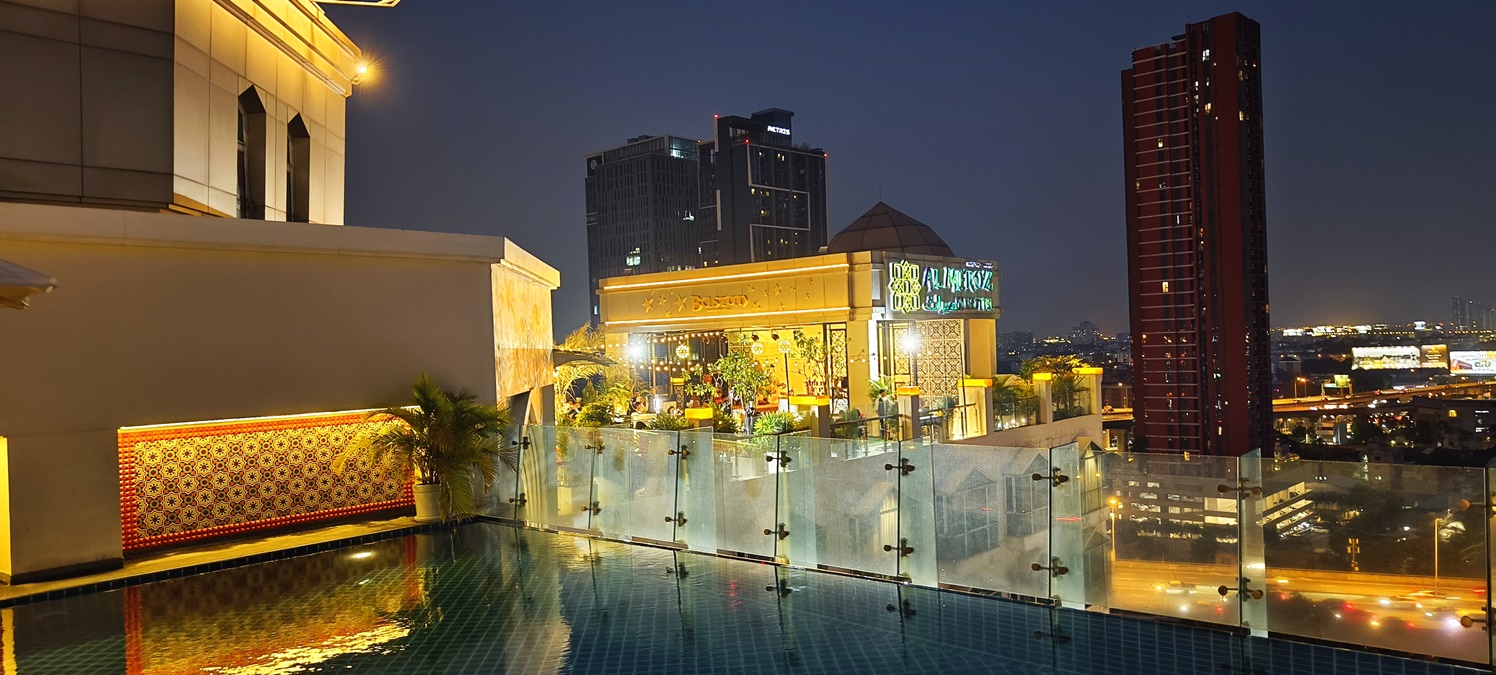นักท่องเที่ยว ร้านอาหารบนดาดฟ้า ร้านอาหารในโรงแรม โรงแรมอัลมีรอซ โรงแรมแถวรามคำแหง